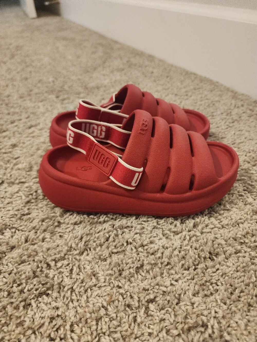 UGG Kids Unisex Red Cushioned Slide Sandals Size 12